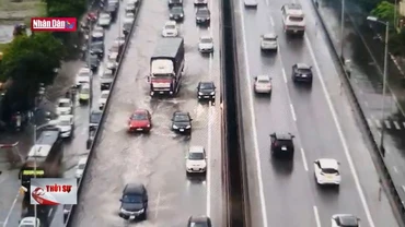 Ngày đầu kỳ nghỉ lễ 30-4: Thủ đô mưa lớn, ùn tắc tại các cửa ngõ