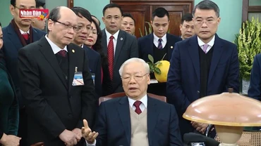 Tổng Bí thư dâng hương tưởng niệm Chủ tịch Hồ Chí Minh