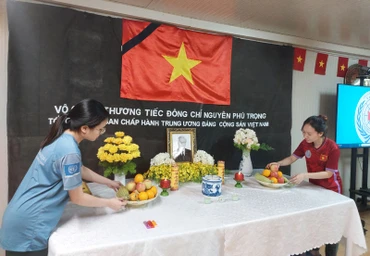 Cán bộ, nhân viên Bệnh viện Dã chiến cấp 2 số 5 Việt Nam chuẩn bị bàn thờ Tổng Bí thư Nguyễn Phú Trọng.