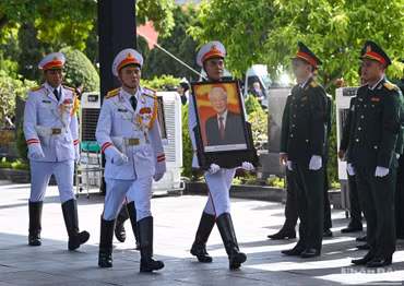 Đội nghi lễ chuyển di ảnh Tổng Bí thư Nguyễn Phú Trọng tới vị trí tổ chức Lễ an táng.
