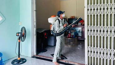 Phun hóa chất khử trùng phòng dịch bệnh ho gà lây lan trên địa bàn thành phố Quảng Ngãi. 