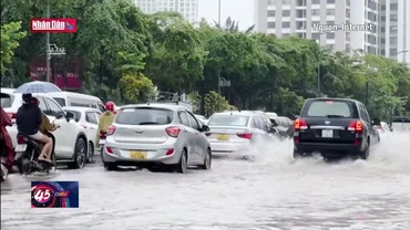 Đường phố Hà Nội ngập sâu sau cơn mưa sáng 20-8-2023