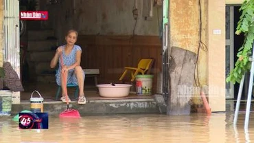 Hà Nội: Nước rút dần, người dân tất bật dọn dẹp trở về nhà