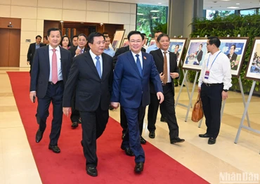 Chủ tịch Quốc hội Vương Đình Huệ và các đại biểu dự Diễn đàn Kinh tế-Xã hội Việt Nam 2023.