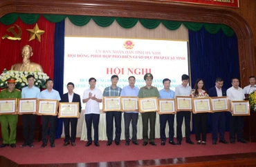 Trao bằng khen cho các tập thể, cá nhân có thành tích xuất sắc trong 10 năm thực hiện Luật Phổ biến, giáo dục pháp luật.