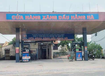 Cửa hàng xăng dầu trên đường Phan Đình Phùng (thành phố Đồng Hới) trưng biển hết hàng đã mấy ngày nay.