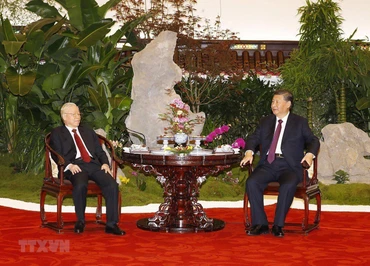 Tổng Bí thư Nguyễn Phú Trọng và Tổng Bí thư, Chủ tịch Trung Quốc Tập Cận Bình thưởng thức trà. (Ảnh: Trí Dũng/TTXVN)