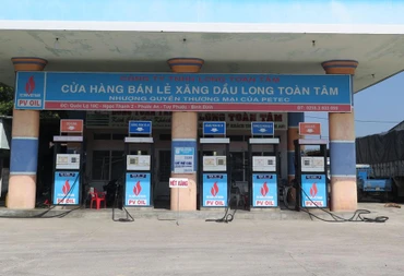 Sáng 3/11, cửa hàng bán lẻ xăng dầu Long Toàn Tâm thông báo “Hết xăng” phía trước các cột bơm xăng.