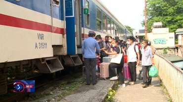 Người dân đổ ra các bến xe rời Hà Nội về quê nghỉ lễ