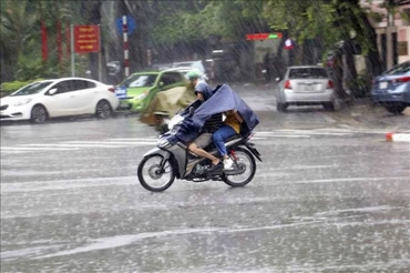 Khu vực Hà Nội có mưa vừa, có nơi mưa to đến rất to và rải rác có dông. (Ảnh minh họa)