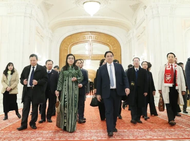 Thủ tướng Phạm Minh Chính và Phu nhân tham quan không gian, kiến trúc Nhà Quốc hội tại thủ đô Bucharest, Romania. (Ảnh: Dương Giang/TTXVN)