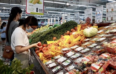 Người tiêu dùng mua thực phẩm tại siêu thị Big C Thăng Long.