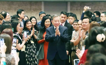 Tổng Bí thư Tô Lâm và Phu nhân gặp gỡ cán bộ, nhân viên cơ quan đại diện và đại diện cộng đồng người Việt Nam tại Singapore. (Ảnh: Thống Nhất/TTXVN)