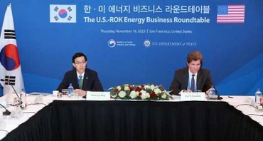 Bộ trưởng Bang Moon Kyu (bên trái) và Thứ trưởng Jose Fernandez chủ trì cuộc thảo luận về năng lượng sạch. (Nguồn: koreaherald.com)