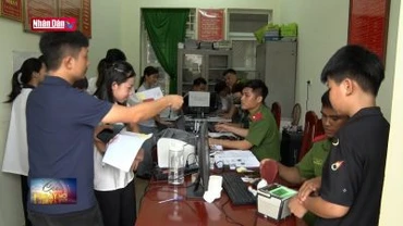 Người dân hào hứng đi làm thẻ căn cước mới