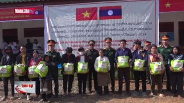 Thăm, tặng quà cho bà con các bộ tộc Lào nhân dịp Tết Bunpimay