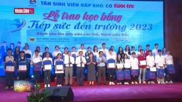Trao 118 suất học bổng cho tân sinh viên vượt khó đến trường