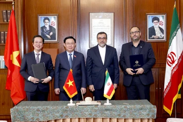Chủ tịch Quốc hội Vương Đình Huệ và ông Mohammad Hassan Sheikholeslami, Thứ trưởng Ngoại giao Iran chứng kiến lễ ký kết hợp tác.