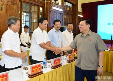 Chủ tịch Quốc hội Vương Đình Huệ với lãnh đạo Tòa án nhân dân tối cao dự phiên họp.