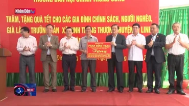 Đồng chí Phan Đình Trạc thăm, tặng quà Tết tại Lâm Đồng