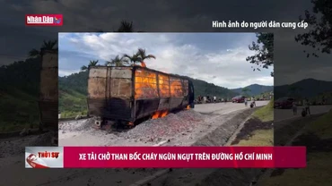 Xe tải chở than bốc cháy ngùn ngụt trên đường Hồ Chí Minh