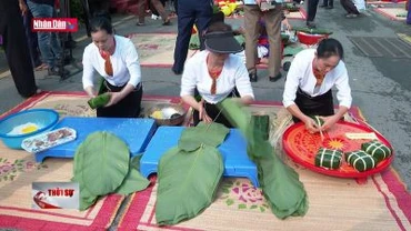 Hội thi gói, nấu bánh chưng, giã bánh giầy dịp Giỗ Tổ Hùng Vương
