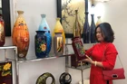 Khách hàng tham quan sản phẩm sơn mài Hạ Thái, một sản phẩm OCOP của huyện Thường Tín, Hà Nội.