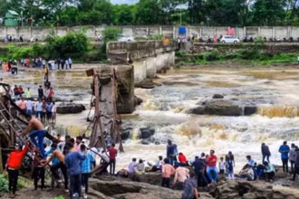 Sập cầu sắt bắc qua sông Indrayani ở quận Pune, Maharashtra. (Ảnh: indianexpress.com)