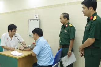 Khám, chữa bệnh cho quân nhân theo thẻ bảo hiểm y tế tại Bệnh viện Trung ương Quân đội 108. (Anh: ĐỨC THUẤN)