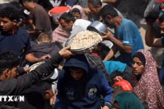 Người dân nhận thực phẩm cứu trợ tại Gaza. (Ảnh: THX/TTXVN)