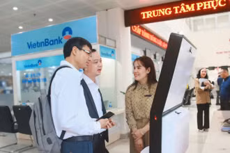 Đoàn công tác Bộ Khoa học và Công nghệ trao đổi, lắng nghe ý kiến tại Trung tâm Phục vụ Hành chính tỉnh Lâm Đồng. (Ảnh: MAI HÀ)