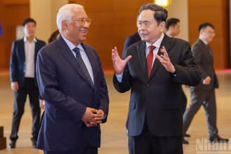 Chủ tịch Quốc hội Trần Thanh Mẫn trao đổi với Chủ tịch Hội đồng châu Âu Antonio Costa. (Ảnh: DUY LINH)