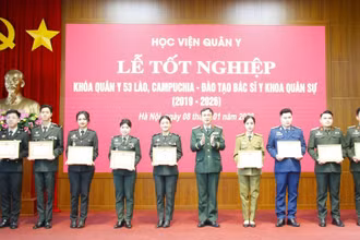 Đại tá, Giáo sư, Tiến sĩ Nguyễn Duy Bắc, Phó Giám đốc Học viện Quân y tặng Giấy khen cho các học viên có thành tích tiêu biểu trong quá trình học tập.