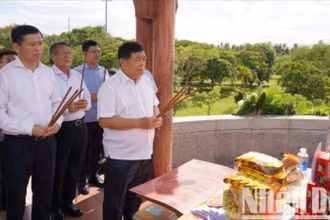 Phó Thủ tướng Nguyễn Chí Dũng và lãnh đạo tỉnh Quảng Trị dâng hương tại Di tích đặc biệt Thành Cổ Quảng Trị.