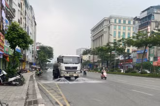 Xe phun nước làm sạch mặt đường tại phố Xã Đàn.