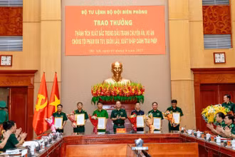 Đồng chí Trung tướng Nguyễn Anh Tuấn, Chính ủy Bộ đội Biên phòng trao thưởng cho các đơn vị có thành tích xuất sắc. (Ảnh: Bộ Tư lệnh Bộ đội Biên phòng)