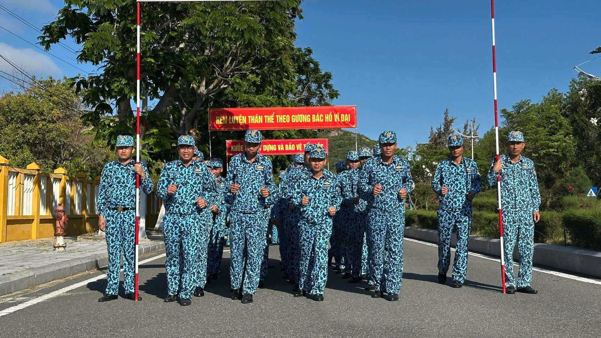 Trung đoàn 196 Hải quân tổ chức chạy thể thao quân sự CISM, khẳng định tinh thần 'Khỏe để bảo vệ Tổ quốc'
