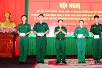 Đại tá Hà Huy Trường, Phó Chính ủy Bộ đội Biên phòng thành phố Cần Thơ, tặng quà động viên cán bộ, chiến sĩ tham gia nhiệm vụ A80.