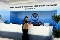 Người dân đến giải quyết thủ tục hành chính tại Trung tâm Phục vụ hành chính công, Chi nhánh số 01.