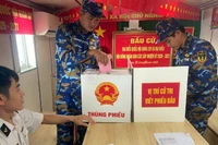 Cử tri là bộ đội hải quân của Hải đoàn 129, 128 bỏ phiếu trên tàu Trường Sa 04 sáng 27/2/2026. (Ảnh: LÊ ĐÌNH THÌN)