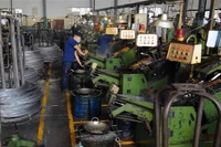 Trong ảnh: Dây chuyền sản xuất ốc vít tại nhà máy Công ty cổ phần sản xuất thương mại Vĩ Nam Việt. (Ảnh: An Hiếu - TTXVN)