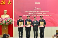 Báo Nhân Dân trao 5.000 số báo Xuân Bính Ngọ tặng cán bộ, chiến sĩ biên giới, hải đảo