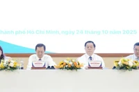 Các đồng chí chủ trì Hội thảo “Hiện đại hóa, nâng tầm giáo dục đại học Việt Nam, tạo đột phá phát triển nhân lực trình độ cao và nhân tài, dẫn dắt nghiên cứu, đổi mới sáng tạo”.