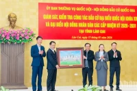 Đồng chí Lê Minh Hoan trao bức tranh kỷ niệm tặng tỉnh Lào Cai. (Ảnh: THANH SƠN)