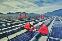 Công nhân Công ty Truyền tải điện 3 phối hợp quản lý, vận hành hệ thống điện mặt trời tại Lâm Đồng. (Ảnh: VĂN BẢO)