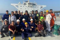 Các thuyền viên tàu SAND và tàu MKD VYOM chụp ảnh lưu niệm trước khi các thuyền viên tàu bạn được bàn giao cho Cảng vụ Muscat của Oman. (Ảnh: Tàu SAND cung cấp)