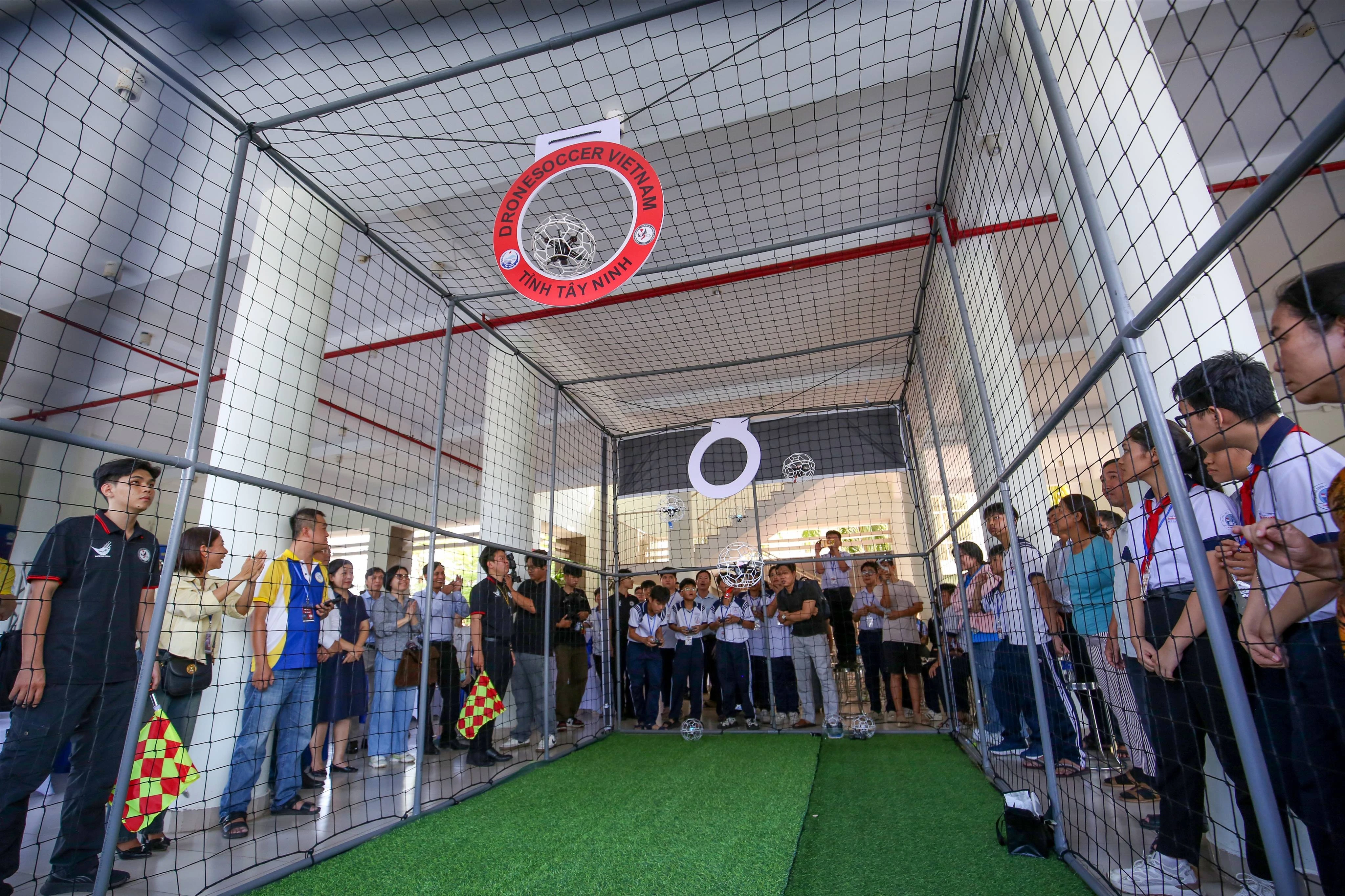 Tây Ninh: 24 Đội Học Sinh Tranh Tài Sôi Nổi Tại Giải Drone Soccer Khu Vực