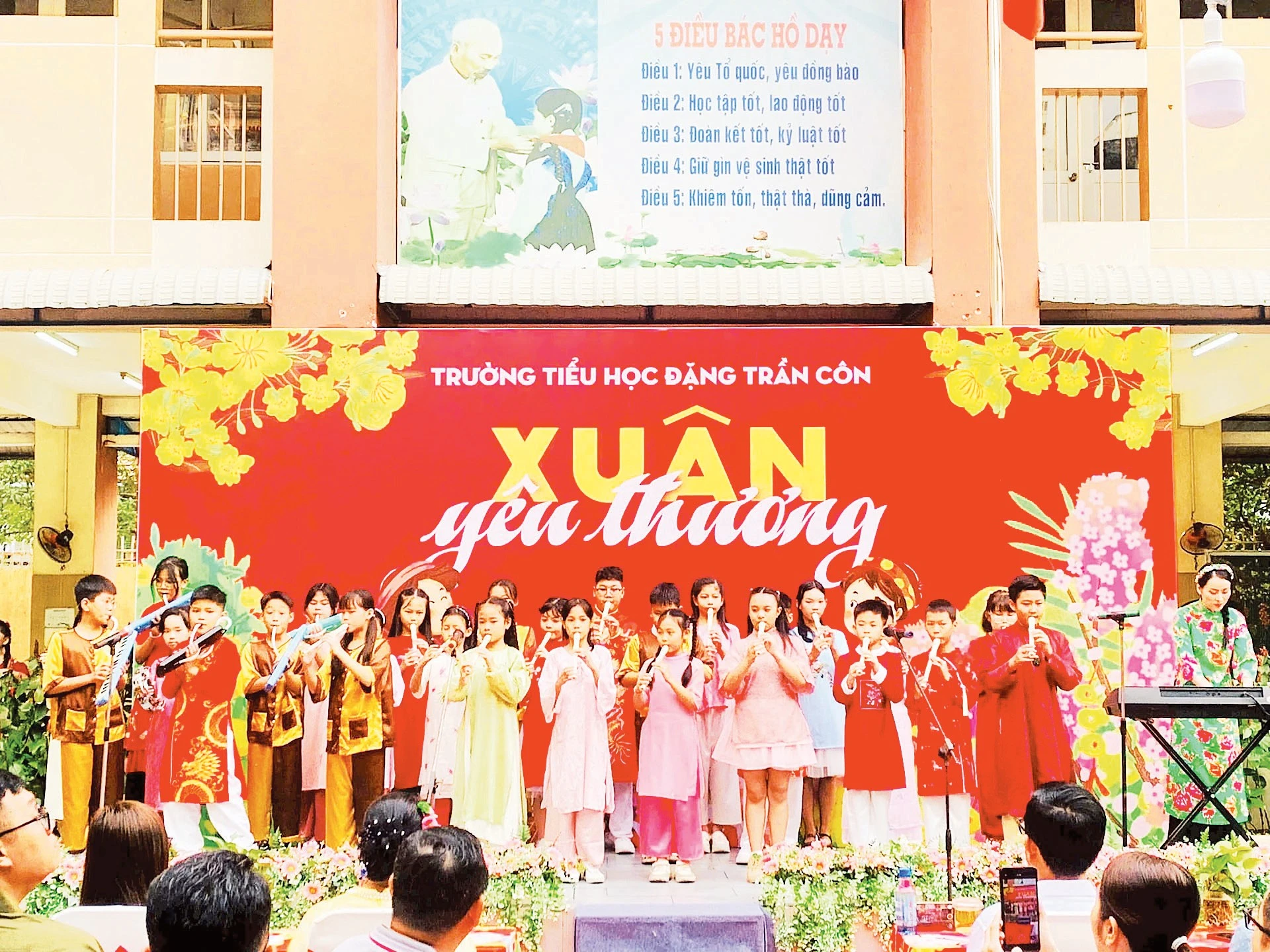 Hơn 1.000 học sinh trải nghiệm nhạc cụ dân tộc tại trường tiểu học