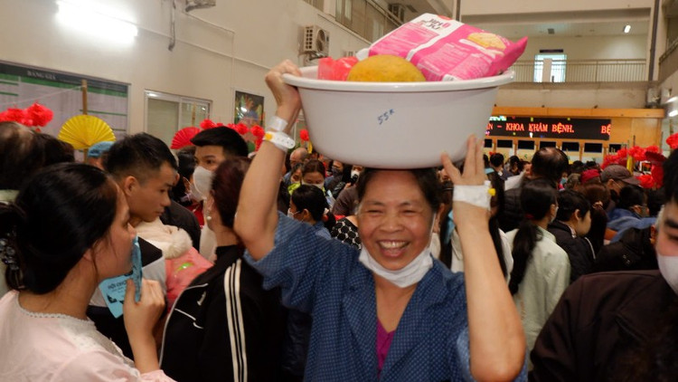 Người bệnh dù tay đeo kim luồn nhưng rất vui vẻ, hạnh phúc trong phiên chợ "0 đồng".