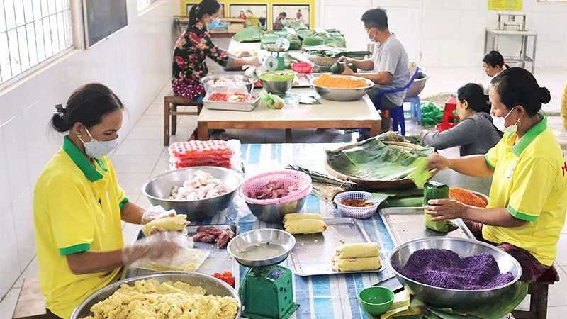 Gói bánh tét tại cơ sở kinh doanh bánh tét Hai Lý, xã Vinh Kim, tỉnh Vĩnh Long.